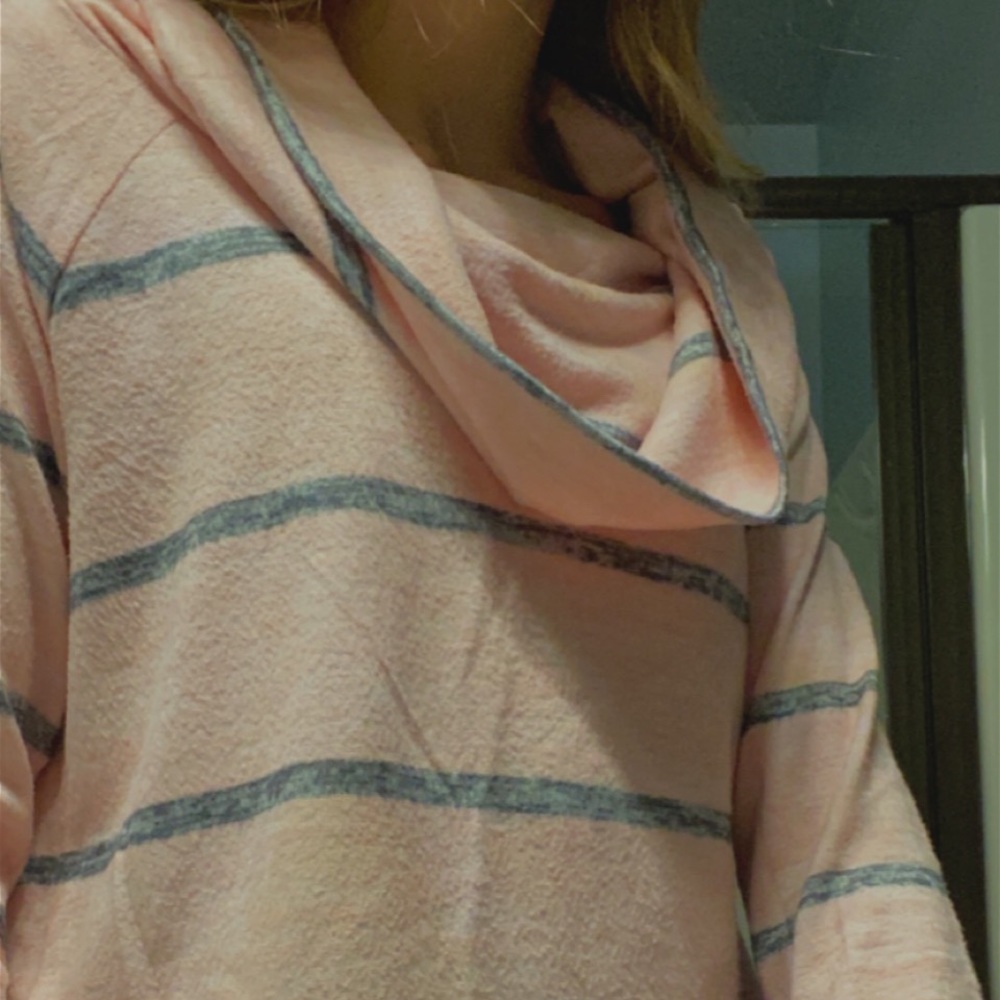 Light weight pink sweater with scoop neck